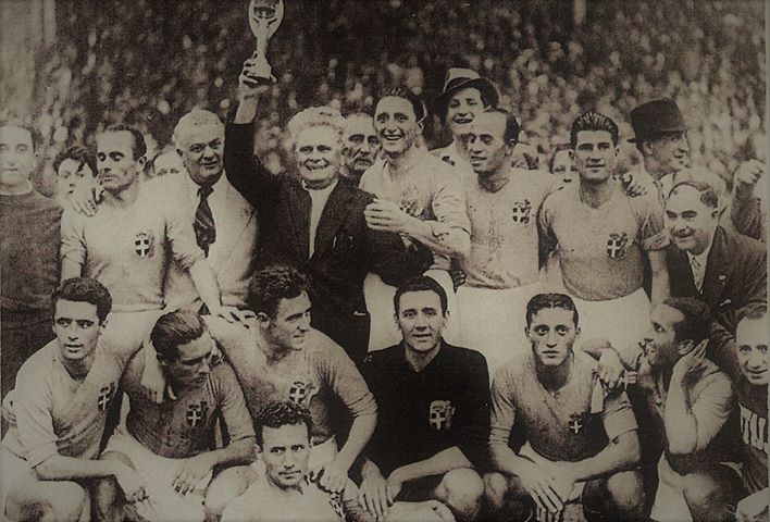 Parigi 1938 l’Italia vince la Coppa del Mondo con Colaussi il primo in piedi a destra