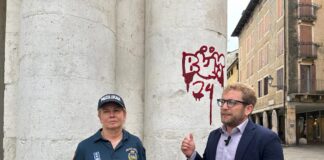 Basilica Palladiana imbrattata da segni di vernice rossa, sopralluogo di Giacomo Possamai con Polizia locale e Nives Pillan Pillan e Possamai
