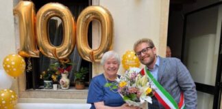 Gli auguri del sindaco Giacomo Possamai alla centenaria Teresa Garzon Giacomo Possamai con la centenaria Teresa Garzon