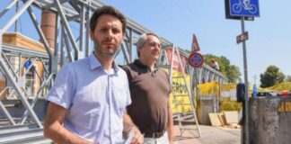 Debba, assessore Spiller e consigliere Marchetti: in corso il montaggio del ponte provvisorio Ponte di Debba provvisorio, montaggio alla presenza dell'assessore Spiller e del consigliere Marchetti