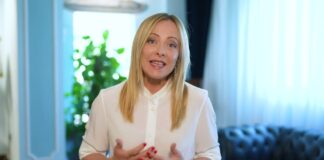 Meloni, meglio di Mastrota, presenta la nuova… tessera annonaria: no al sale ma si può comprare anche l’olio… di ricino Meloni Social card