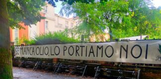Pastasciutta antifascista a Vicenza, provocazione del MIS: “noi portiamo l’olio” Lo striscione del MIS fuori da Porto Burci contro la pastasciutta antifascista