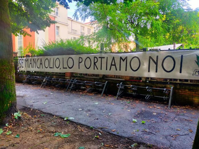Lo striscione del MIS fuori da Porto Burci contro la pastasciutta antifascista