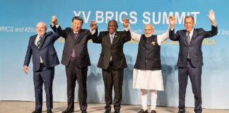 Occhi sul mondo: Brics, India argina Cina ma gli 11 membri attuali “pesano” il 36% del PIL e il 47% della popolazione mondiale Foto finale vertice BRICS a Johannesburg: da sinistra leader brasiliano, cinese, sudafricano, indiano e russo