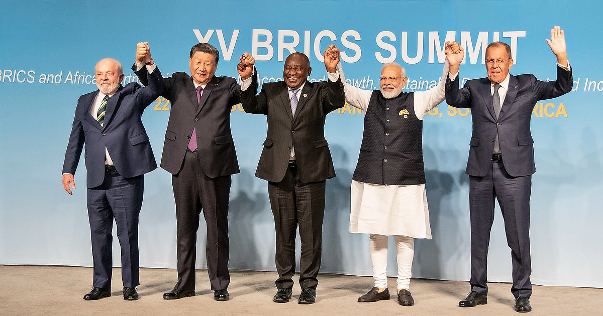 Foto finale vertice BRICS a Johannesburg: da sinistra leader brasiliano, cinese, sudafricano, indiano e russo