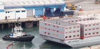 Immigrati, Regno Unito propone una chiatta e le possibili alternative Immagine della Bibby Stockholm al porto di Portland