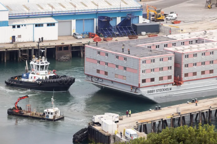 Immagine della Bibby Stockholm al porto di Portland