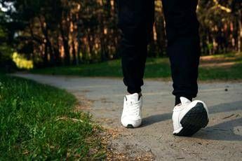 Camminare veloce è una ‘medicina’, lo studio: bastano 15 minuti al giorno