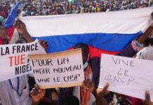 Ecowas sul piede di guerra, ma il golpe in Niger è supportato dal popolo. E da Burkina Faso e Mali Manifestanti pro golpisti in Niger con la bandiera russa e cartelli contro la Francia
