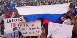 Ecowas sul piede di guerra, ma il golpe in Niger è supportato dal popolo. E da Burkina Faso e Mali Manifestanti pro golpisti in Niger con la bandiera russa e cartelli contro la Francia