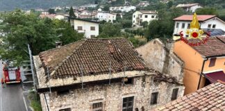 Crollo di una vecchia abitazione in disuso a Pove del Grappa, sul posto pompieri da Bassano e Vicenza e i carabinieri