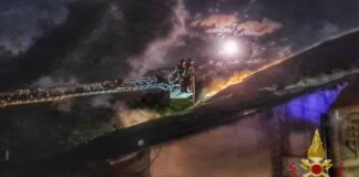 Incendi in una stalla e in un garage: interventi dei vigili del fuoco nella notte