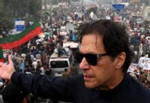 Occhi sul mondo: Imran Khan estromesso dalla vita politica del Pakistan su pressioni degli Usa? Immagine che raffigura Imran Khan dopo il primo arresto.