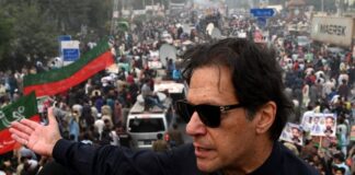 Occhi sul mondo: Imran Khan estromesso dalla vita politica del Pakistan su pressioni degli Usa? Immagine che raffigura Imran Khan dopo il primo arresto.
