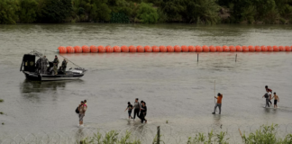 Il governatore del Texas Greg Abbott sfida Biden sui migranti: scontro tra governo statale e federale La barriera anti-migranti nel Rio Grande di Greg Abbott, governatore del Texas