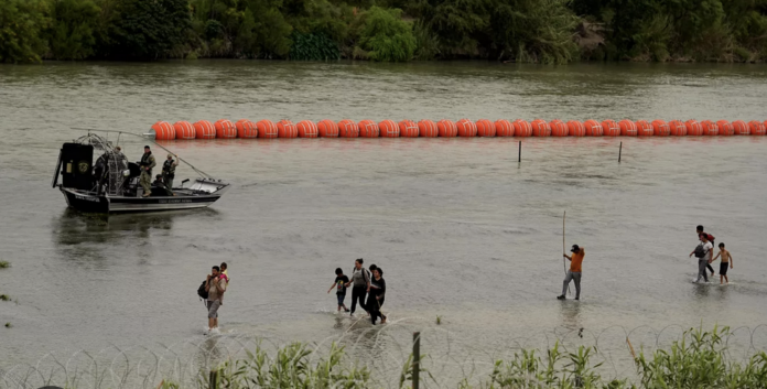 La barriera anti-migranti nel Rio Grande di Greg Abbott, governatore del Texas