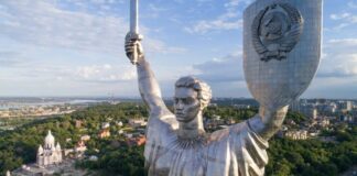 Occhi sul mondo: falce e martello rimossi a Kiev: sulla statua della Madre Patria c’è un tryzub, il tridente bizantino d’Ucraina Immagine Statua della Madre Patria a Kiev