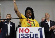 “Occhi sul mondo”: Ohio vota contro innalzamento percentuale per cambiare leggi (anti aborto), Usa frenano su acquisti tech ma non rompono con la Cina Ohio vota contro l'Issue 1 (nella foto AP Photo/Jay LaPrete Dreida Reese)