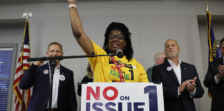 “Occhi sul mondo”: Ohio vota contro innalzamento percentuale per cambiare leggi (anti aborto), Usa frenano su acquisti tech ma non rompono con la Cina Ohio vota contro l'Issue 1 (nella foto AP Photo/Jay LaPrete Dreida Reese)