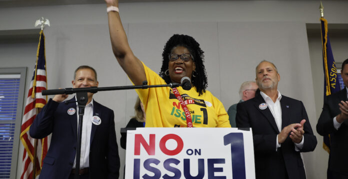 Ohio vota contro l'Issue 1 (nella foto AP Photo/Jay LaPrete Dreida Reese)
