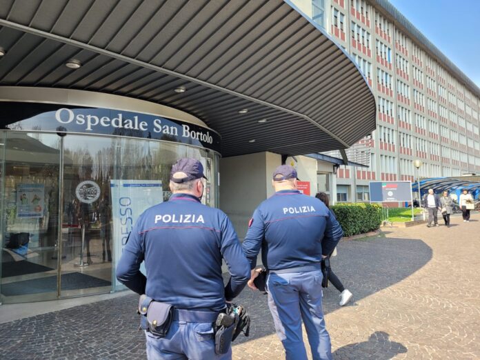 Polizia di Stato di Vicenza all'ingresso dell'ospedale San Bortolo