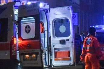 Roma, uomo ferito da arma da taglio muore in strada: indagini