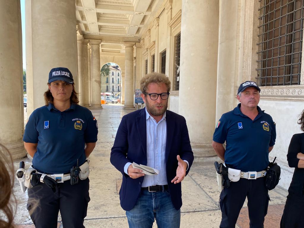 Sindaco Giacomo Possamai con agenti della Polizia Locale di Vicenza