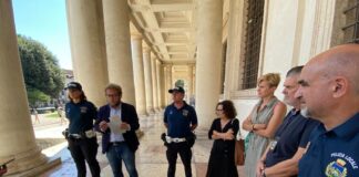 Senza fissa dimora, sindaco di Vicenza Possamai: “Un tetto per tutti, ma non facciamo elemosina a tossici e alcolisti. È un male per loro e città” Senza fissa dimora: Sindaco Giacomo Possamai con agenti della Polizia locale di Vicenza e funzionari dei servizi sociali del Comune di Vicenza