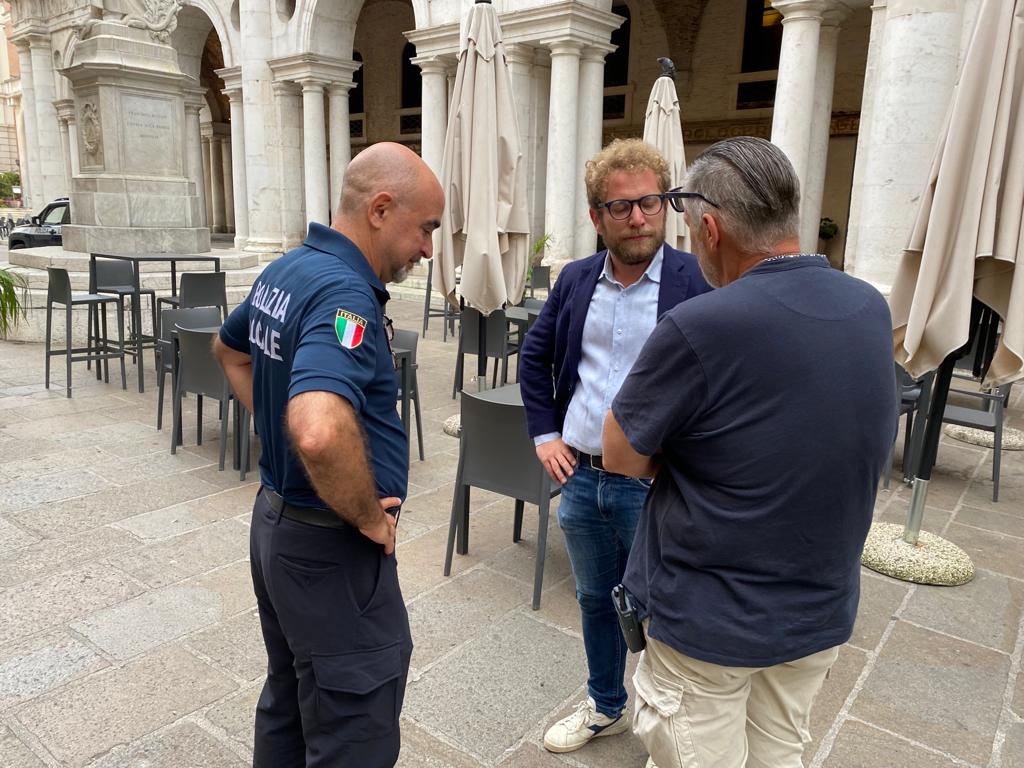 Sindaco Possamai con comandante della Polizia Locale di Vicenza, Massimo Parolin, e un suo collaboratore in sopralluogo in piazza dei Signori