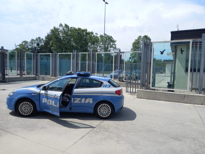 Una volante della Polizia di Stato di Vicenza al CPR di Gradisca d’Isonzo (Gorizia)