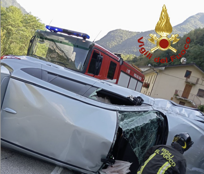 Vigili del Fuoco intervengono per auto rovesciata