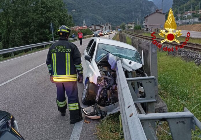 Vigili del fuoco, auto contro guardrail