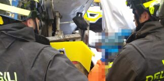 Corso Palladio, autista della raccolta carta rimane incastrato con la mano