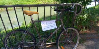 A Vicenza c’è chi ruba le biciclette e chi… le regala per strada. Cartello a Porta Santa Croce: “Per chi ne ha bisogno!” bici porta santa croce