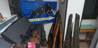 Violenta lite tra vicini di casa a Vicenza, Questore Sartori: “Sequestrati dalla Polizia 34 fucili, 3 pistole e 1064 munizioni” fucili sequestrati