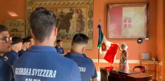Delegazione di guardie svizzere ricevuta dalla vicesindaca di Vicenza Isabella Sala a Palazzo Trissino Vice sindaco di Vicenza Sala con Guardie Svizzere