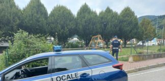 Torrebelvicino, Polizia Locale Nordest Vicentino: lancia un panetto di hashish nel parcheggio del supermercato Polizia Locale nordest Vicentino in azione a Torrebelvicino