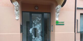 Polizia Locale Nordest Vicentino blocca 22enne: minacce all’Agenzia interinale e poi sassate sulla porta del condominio Rossi a Thiene