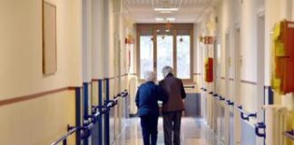 Anziani discriminati per l’età, 4 su 10 esclusi dalle cure migliori
