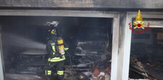 Automobili distrutte da incendio in un garage di Dueville: intervento dei vigili del fuoco. Fiamme partite da un fornello alimentato a Gpl Automobili distrutte