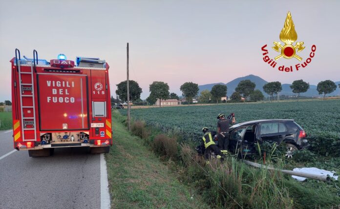 Barbarano Mossano, Vigili del Fuoco intervengono per auto in un campo