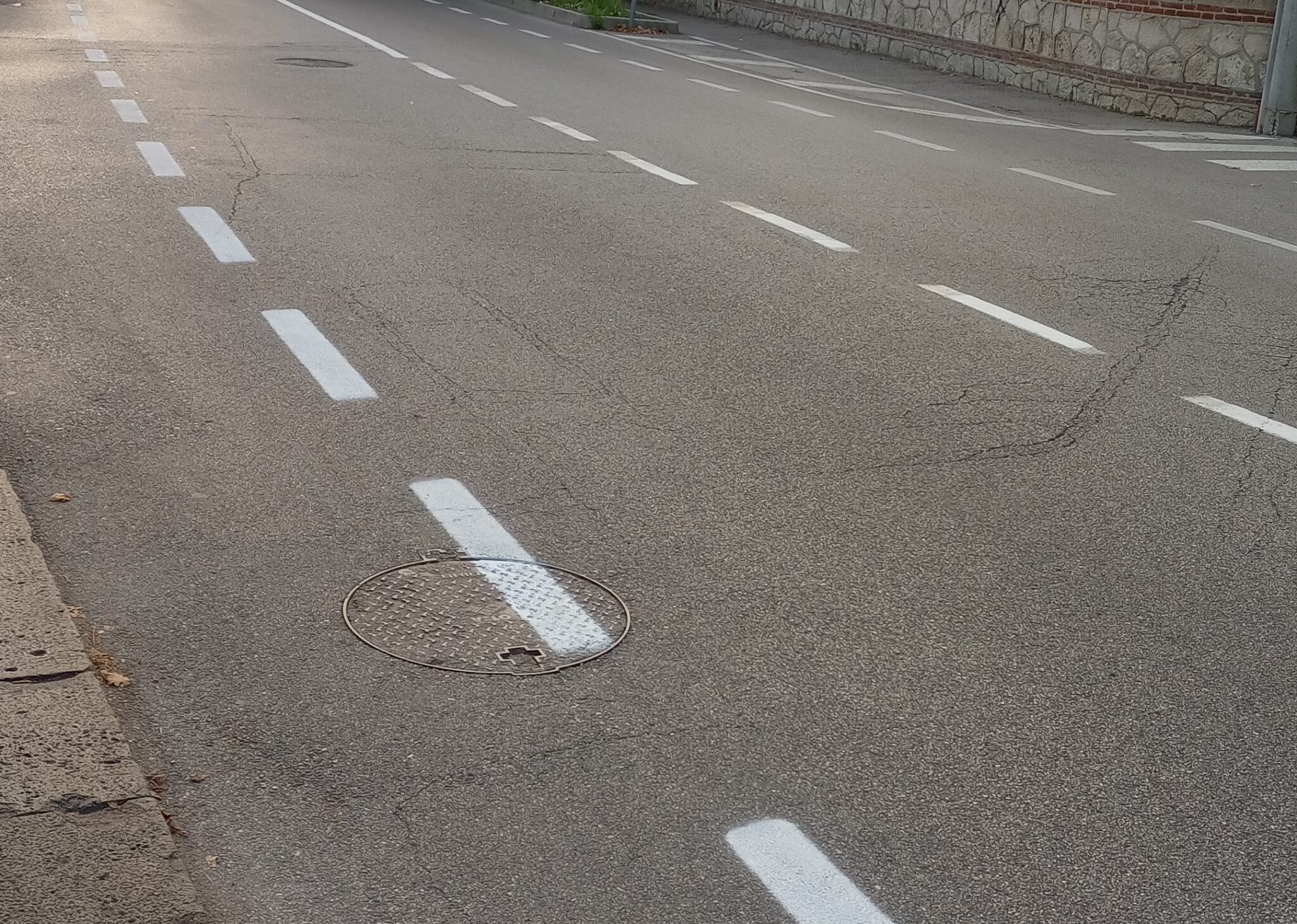 Corsie ciclabili, prime strisce bianche per biciclette e... monopattini