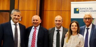 Banca del Veneto Centrale, focus su India e Stati Uniti: opportunità e sfide per il made in Italy Il prof. Antonio Di Meo con lo staff dell'Ufficio estero di Banca del Veneto Centrale