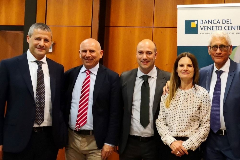 Il prof. Antonio Di Meo con lo staff dell'Ufficio estero di Banca del Veneto Centrale