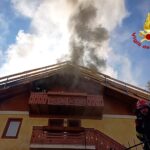 Incendio del tetto ventilato di un’abitazione ad Asiago, vigili del fuoco evitano rogo generalizzato. Il video