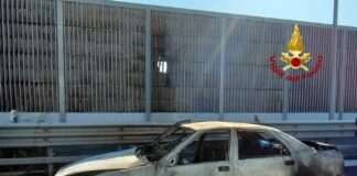 Auto e barriera antirumore avvolte dalle fiamme in A4 a Vicenza Est, vigili del fuoco domano l’incendio dopo un’ora