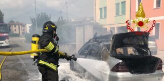 Mercedes in fiamme a Marano Vicentino, vigili del fuoco intervenuti da Schio hanno spento l’incendio con la schiuma