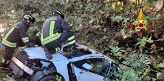 Incidente contro un trattore, conducente di una Mercedes incastrato nell’auto estratto dai vigili del fuoco. Deviato il traffico