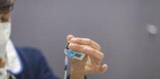 Primo vaccino personalizzato contro melanoma a pazienti Uk, al via test