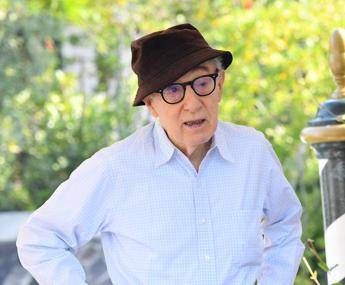 Ucraina ‘cancella’ Woody Allen dai teatri: “La cultura non copra crimini”